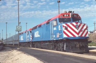 Metra 184 F-40PH-2 ZUG #1320 AURORA IL ORIGINAL DIA 04-17-94 T4-2