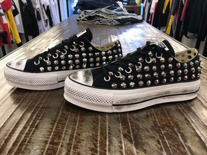 scarpe nere con borchie