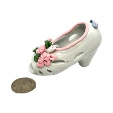 Miniaturowa ceramiczna figurka buta na wysokim obcasie
