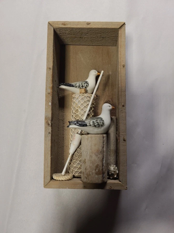 Caja de sombra rústica colgante de 8,5 pulgadas de alto gaviotas sentadas en el muelle Foto 2 de 4