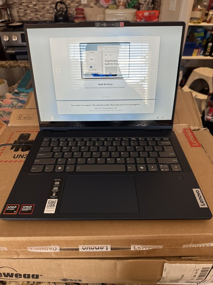 Lenovo IdeaPad 5 2-in-1 14'' WUXGA R7 8845HS 16GB 1TB SSD - Graffi E Ammaccature Cosmetiche