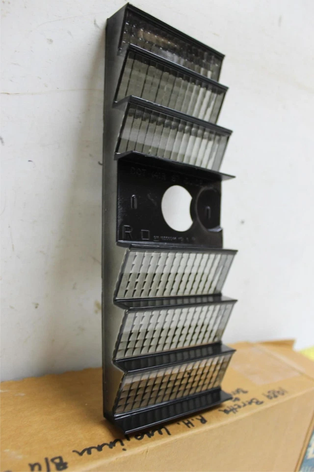 Nuevo OEM GM RH Lente Luz Trasera 16506044 1987-91 Chevrolet Corsica Beretta (SVM131 Foto 3 de 4