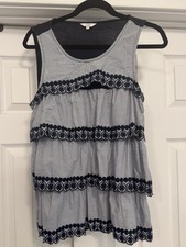 Canottiera donna corona ed edera a strati con volant senza maniche bordo boho bianca navy