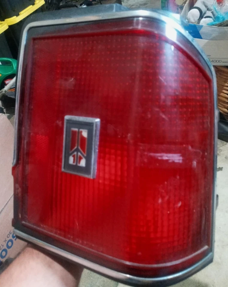 Oldsmobile Cutlass 1985 montaje de luz trasera derecha excelente estado Foto 3 de 4