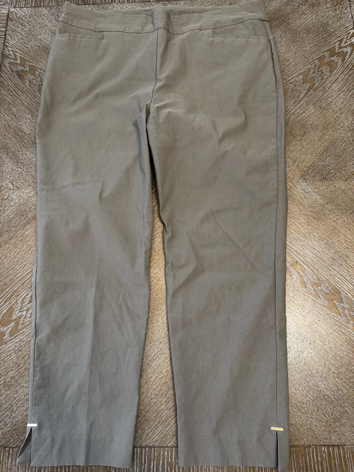 Chico’s Gray Sz 3P (16P) Cropped Pants Waist 36” Inseam 24” Straight Leg ￼