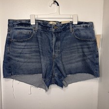 Universal Thread,18,NWT, midrise 90s baggy, button fly 5pocket frayed hem shorts