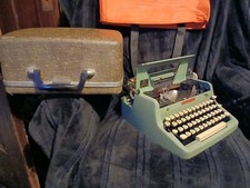 Royal Quiet De Luxe Green Portable Typewriter In Case & Warranty thumbnail