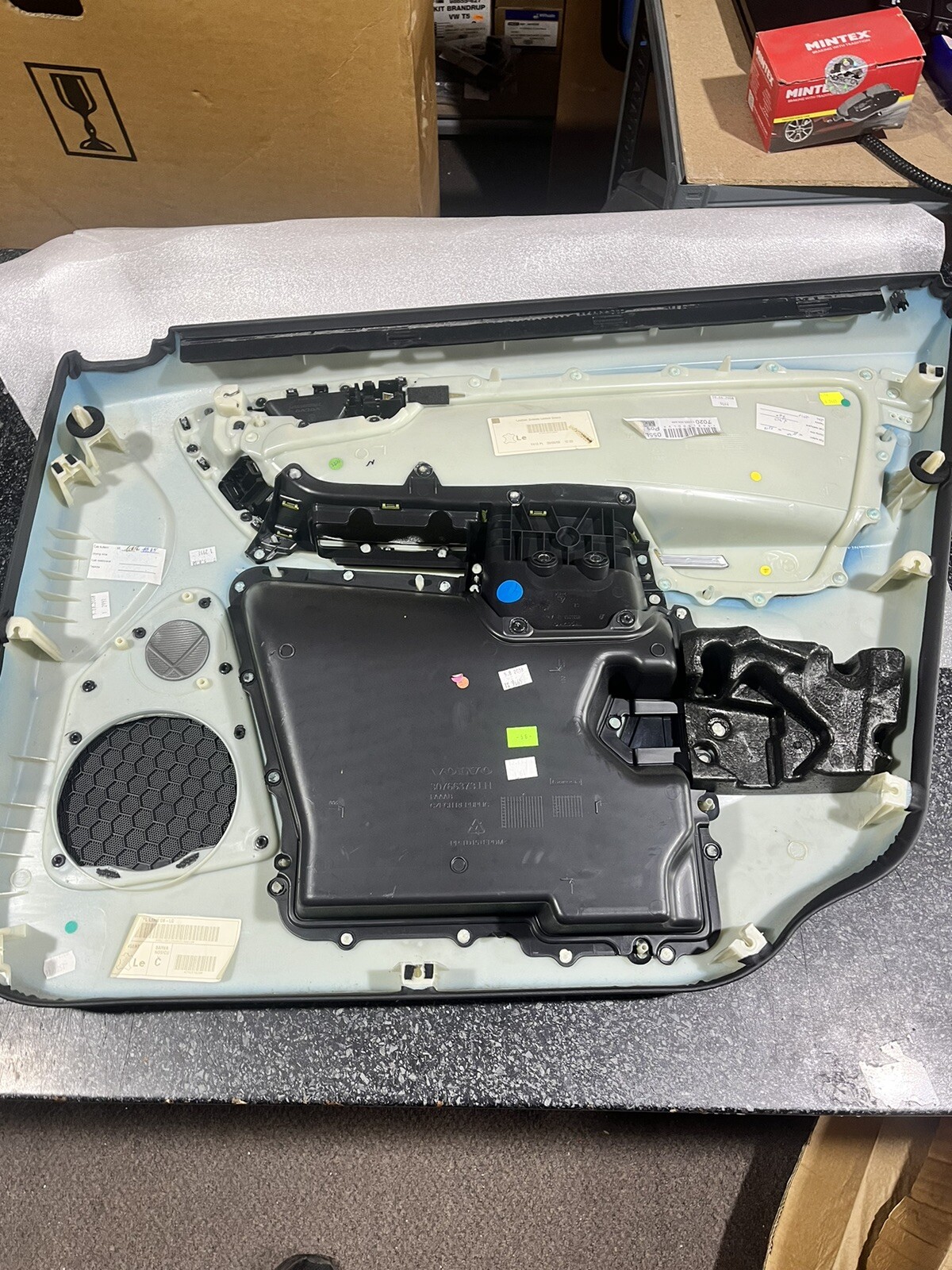 Volvo XC60 MK1 (2009 - 2017) Front Left Door Panel/Card  39812650 (G107) image 2