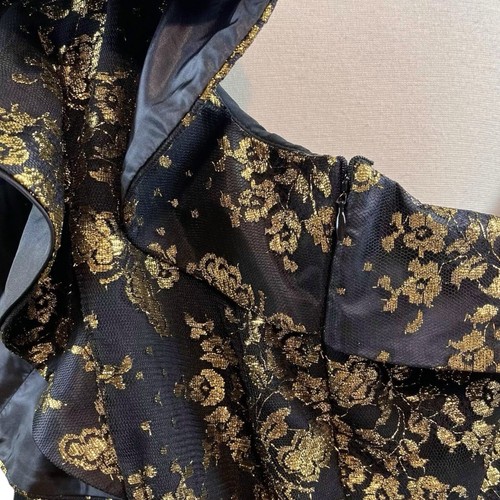 Vestido Nha Khanh Viera Lámina Metálica Hombro Descubierto Floral Volantes Negro Dorado Talla 22 - Imagen 5 de 7