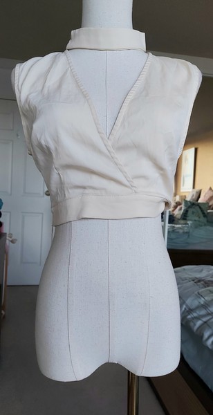 SABO SKIRT sleeveless crop top BNWT cream ivory wrap choker neck size S