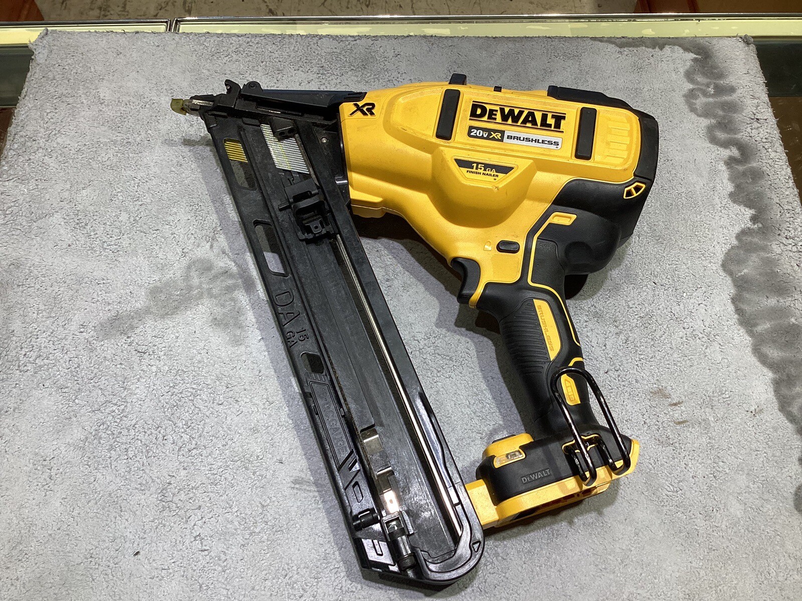 Dewalt DCN650 20V MAX Cordless LithiumIon 15 Gauge 15Ga Angled Finish