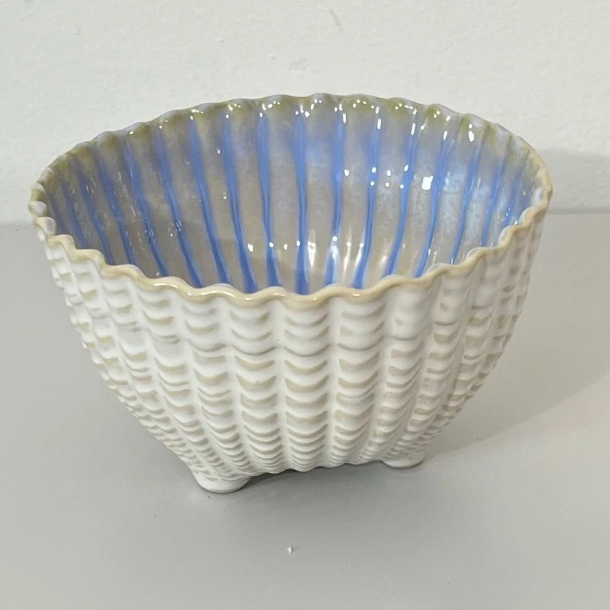 Cuenco de esmalte reactivo West Elm Seashell, azul claro hecho en Portugal Foto 2 de 4