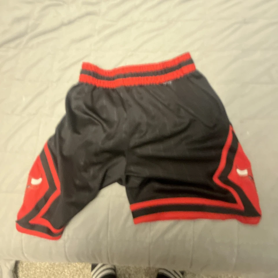 Pantalones cortos Jordan Chicago Bulls Statement Edition Dri-Fit para hombre negros rojos 34 pulgadas Foto 3 de 4