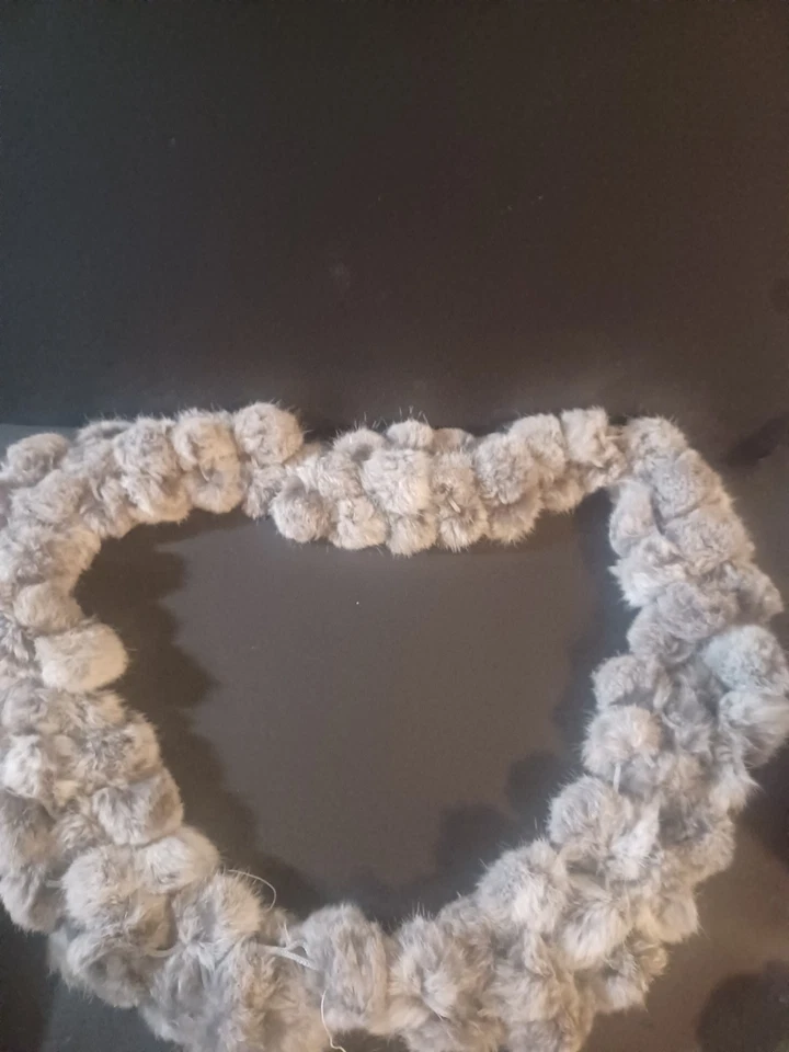 Bufanda de piel de conejo genuina estilo diseñador — calentador de cuello con pompón de felpa gris Foto 4 de 4