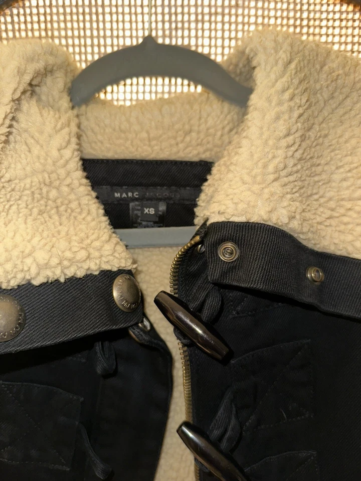 Abrigo Marc Jacobs XSmall Mujer Pesado Forrado Sherpa Cuello Alto Palanca Negro  Foto 2 de 3