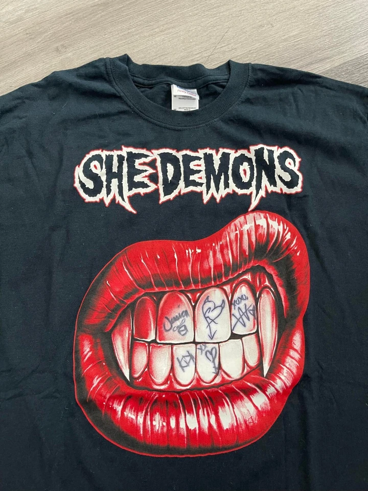 Camisa Velvet Sky Oficial Anillo Usada She Demons FIRMADA TNA Talla Mediana Foto 2 de 4