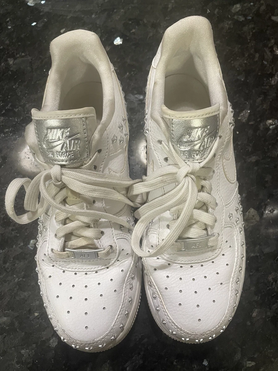 Preços baixos em Nike Air Force 1 Low Star-Studded 2018 - AR0639