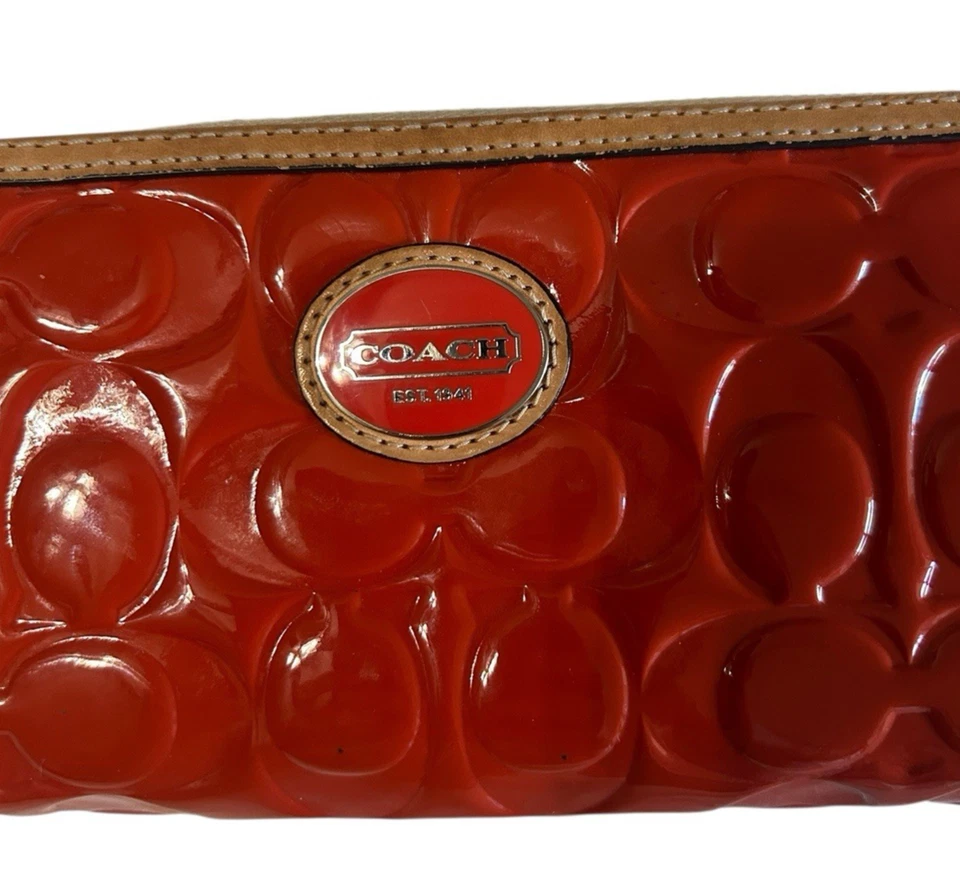 Cartera con letrero Coach Peyton en relieve salmón naranja charol cremallera alrededor de 8 x 4 Foto 2 de 4