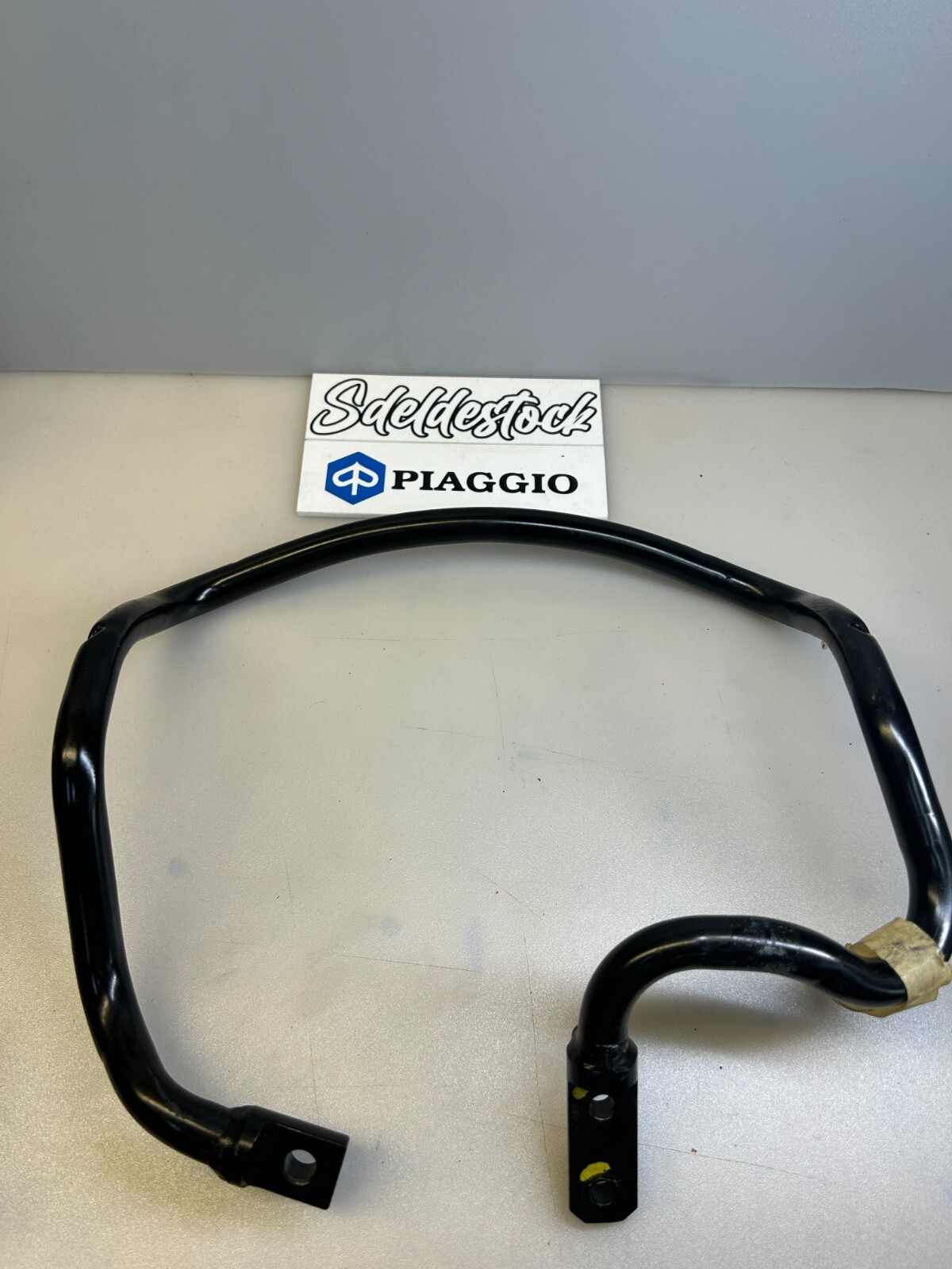 Support garde boue droit Piaggio 665508 acier noir pour scooter MP3 Fuoco 125-250-300-400-500