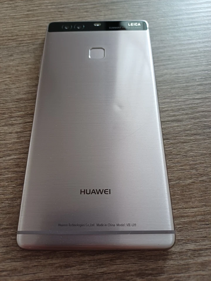 Huawei P9 Plus con accessori (caricabatterie, cavo USB, auricolari) - Immagine 3 di 4