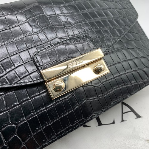 Bolso de hombro FURLA de cuero negro en relieve en muy buena condición cadena cruzada estampado animal - Imagen 3 de 14
