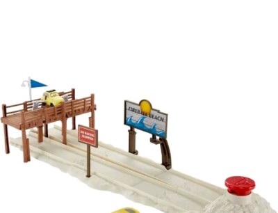 Disney DVT47 Pixar Cars 3 Fireball Beach Run Playset mit 7 Auto und ein Flugzeug