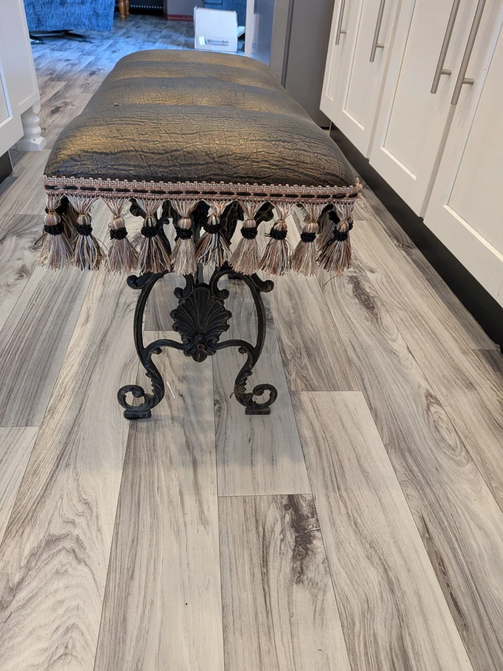 Antiguo banco o reposapiés de hierro fundido verde cojín y borlas y patas Foto 3 de 4