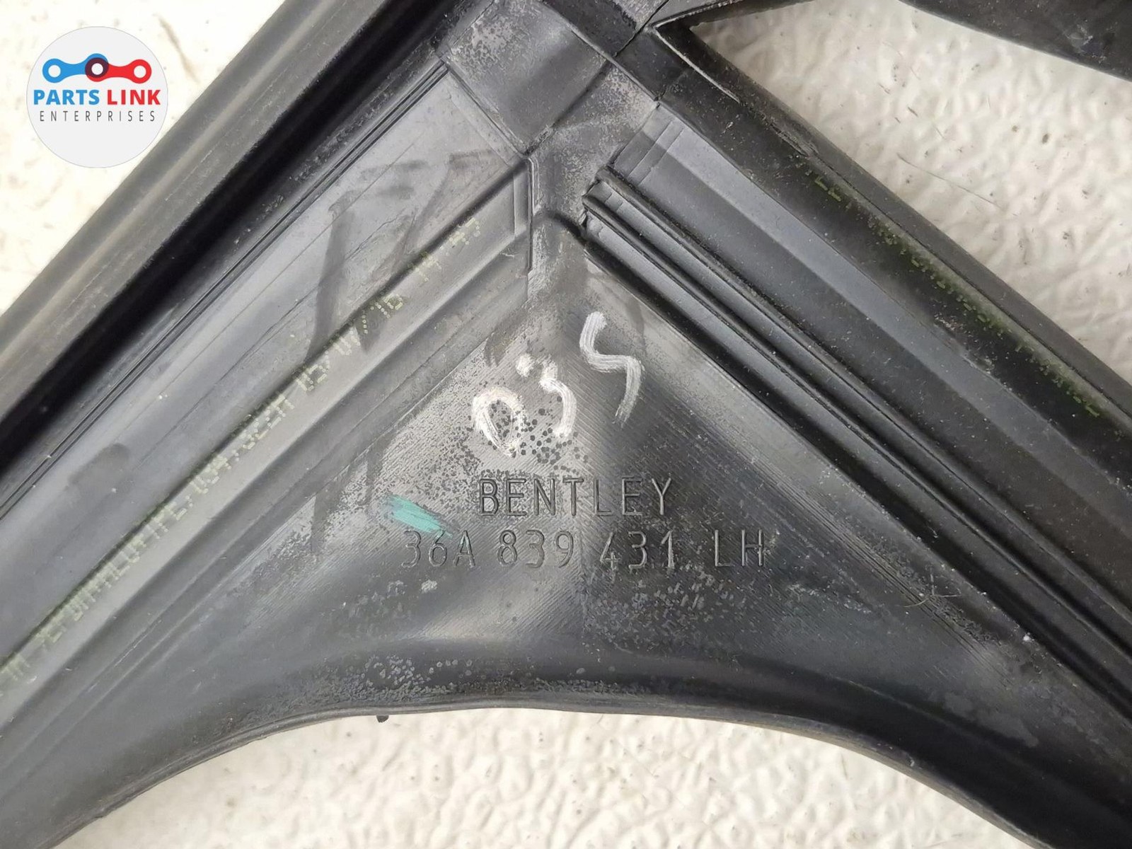 Bentley Bentayga 2016-2020 REAR+LEFT Window molding