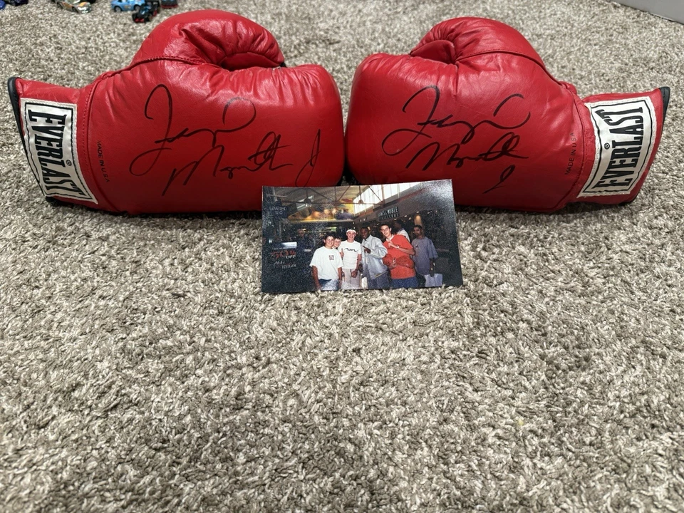 Floyd Mayweather Jr. Signed Autographed Everlast Boxing Gloves (2) - Image 2 of 4