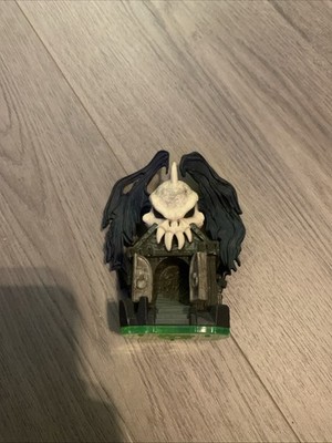 Darklight Crypt Skylanders Spyro's Adventure Tomb with Skull & Wings Figure