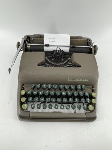 Tasti verdi per macchina da scrivere vintage Smith Corona Sterling Shift con custodia testata funzionante - Foto 1 di 19