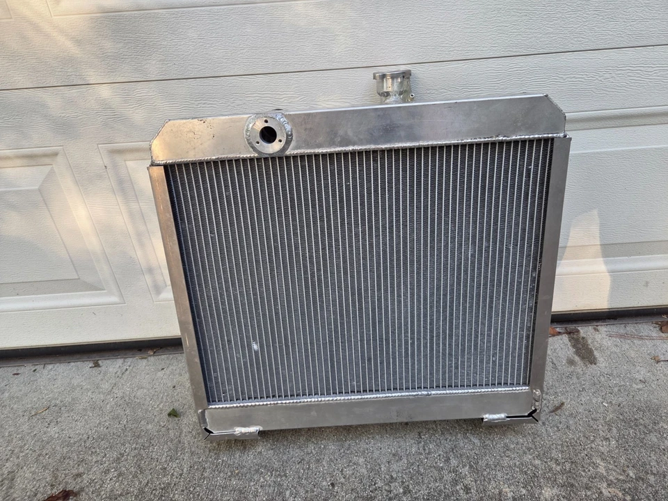 Radiador de aluminio apto para Jaguar 4.2L XKE E-Type Series 2 1968-1971 transmisión manual Foto 2 de 4