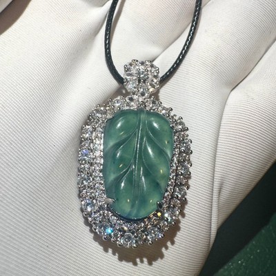 Natürlicher eisgrüner Jadeblatt Anhänger, Luxus CZ Fassung, elegante Schnitzerei
