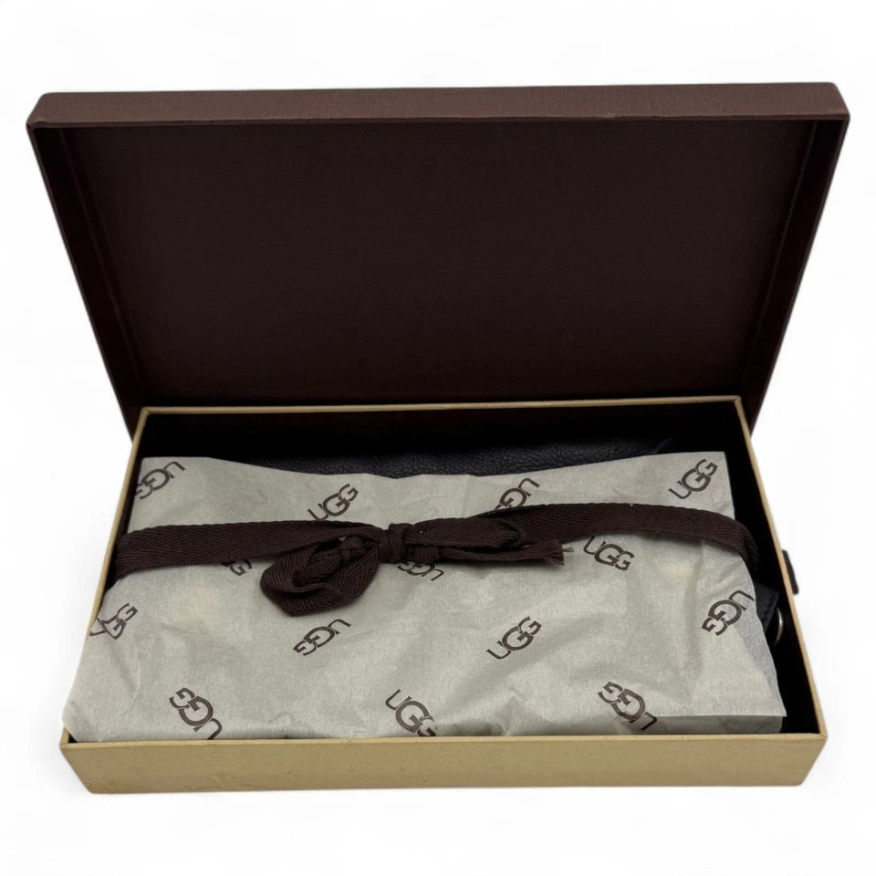 Muñequera de cuero negra UGG con caja de regalo - Accesorio elegante y compacto para mujer en Foto 4 de 4