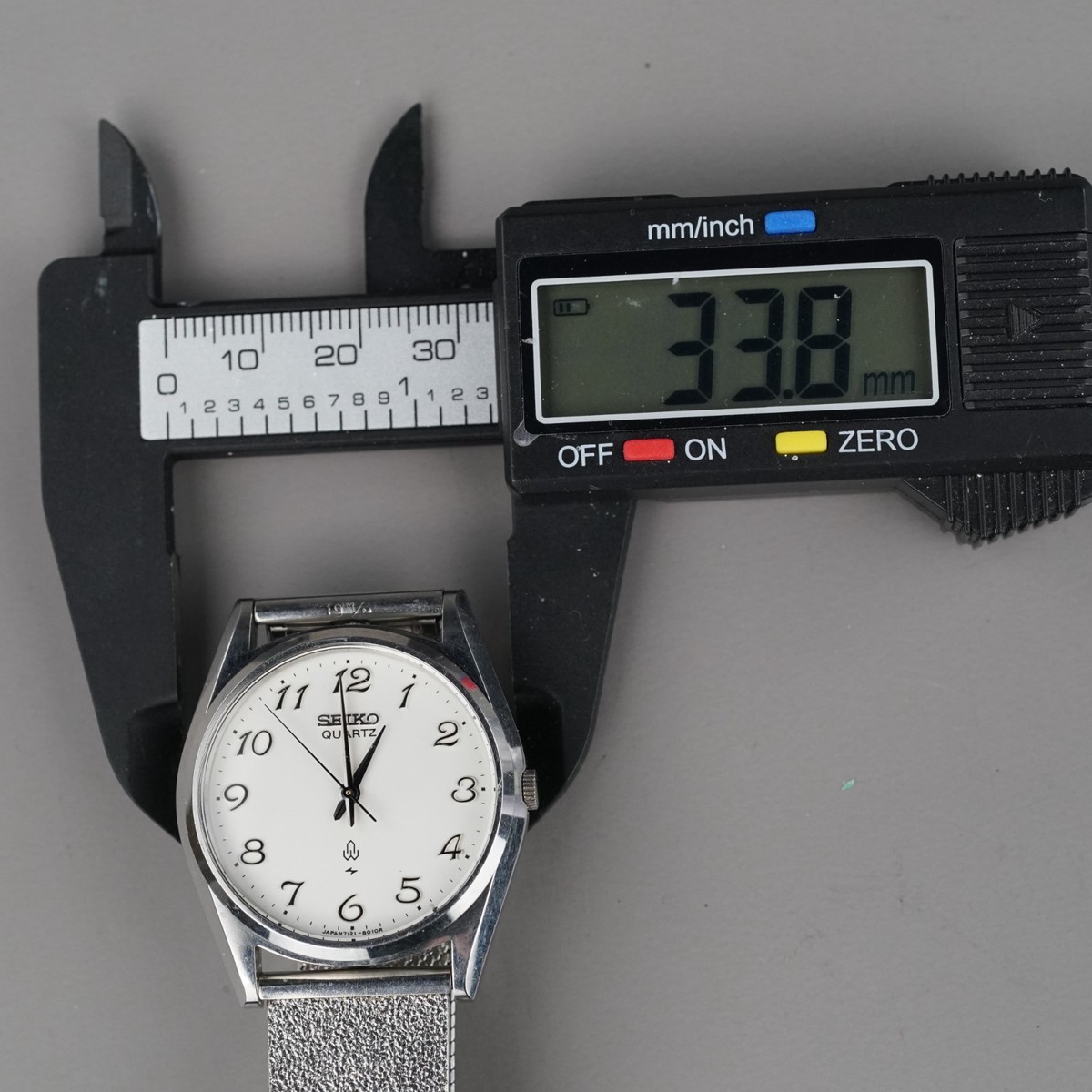 SEIKO 1979 Vintage 7121-8000 Quartz Men's 34mm Watch Silver New
