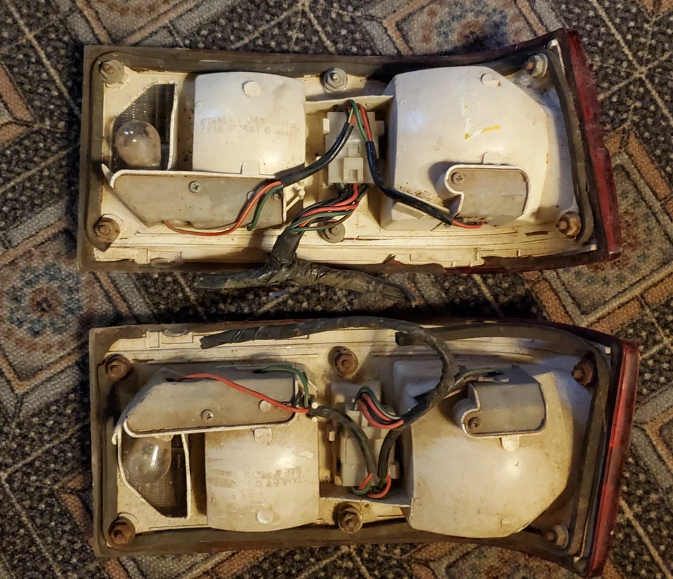 1977-79 Mazda 323 GLC Hatchback Familia 4 LH/RH Taillight Lenses W/Broken Housin - Image 4 of 4