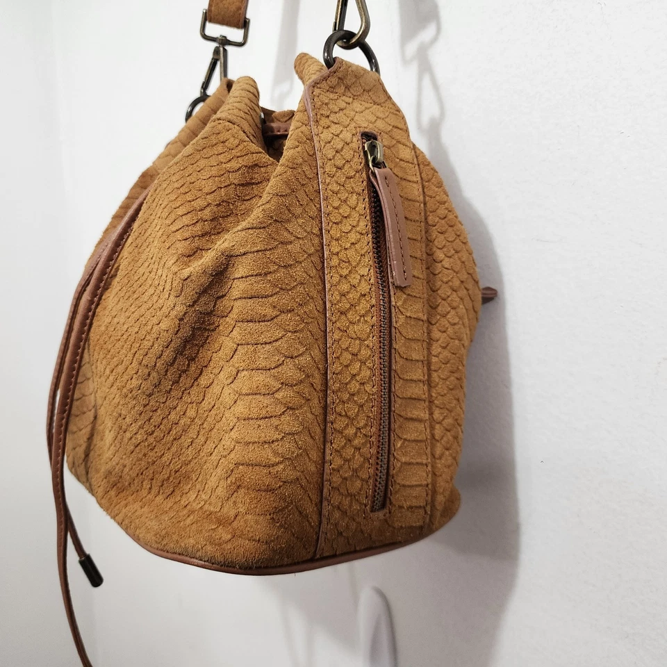 Bolso cubo de hombro de gamuza de lavandería chino con cordón marrón caramelo Foto 4 de 4