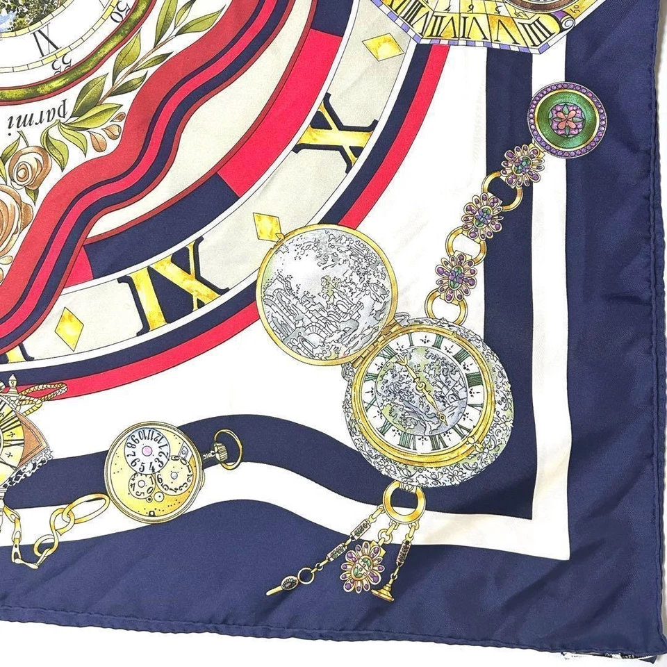 HERMES Bufanda Carre90 Cuadrada de Seda "Le Temps des Hermès" Azul Marino... - Imagen 4 de 4