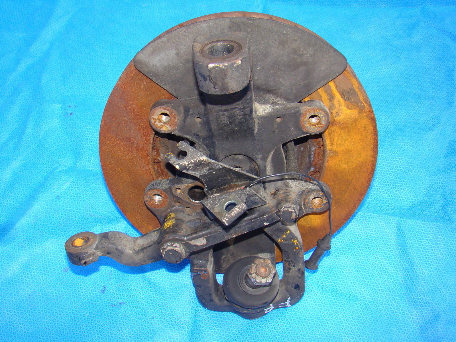 ROLLS ROYCE HUB FRONT WHEEL PASSENGER RIGHT FRONT SILVER SPUR OEM