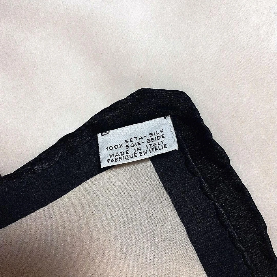 CHANEL Bufanda Cuadrada Roja Beige Cinta Negra 100% Seda Hecha en Italia Foto 3 de 4