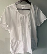 Disney white embroidered Minnie Mouse short sleeve Scoopneck scrub top pockets M