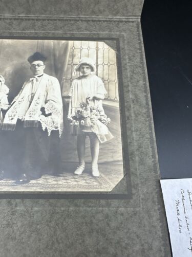 Foto antica 1900 sacerdote ragazze prima comunione velo religioso fiori - Foto 4 di 9