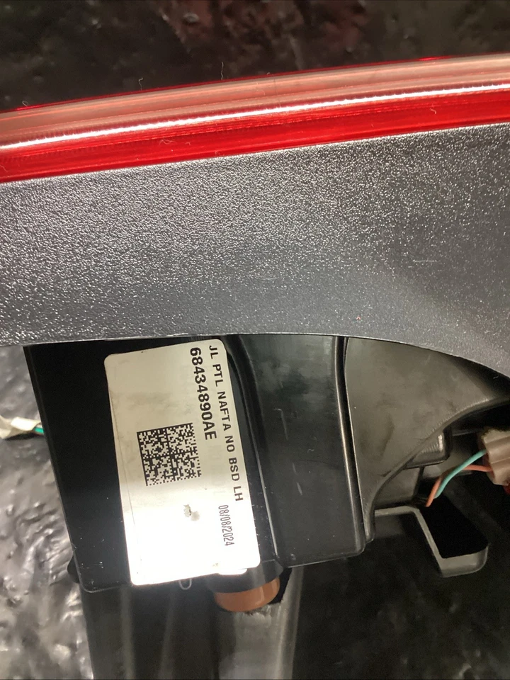 Jeep Wrangler JL 2018-2025 luz trasera izquierda conductor OEM MOPAR 68434890AC Foto 4 de 4