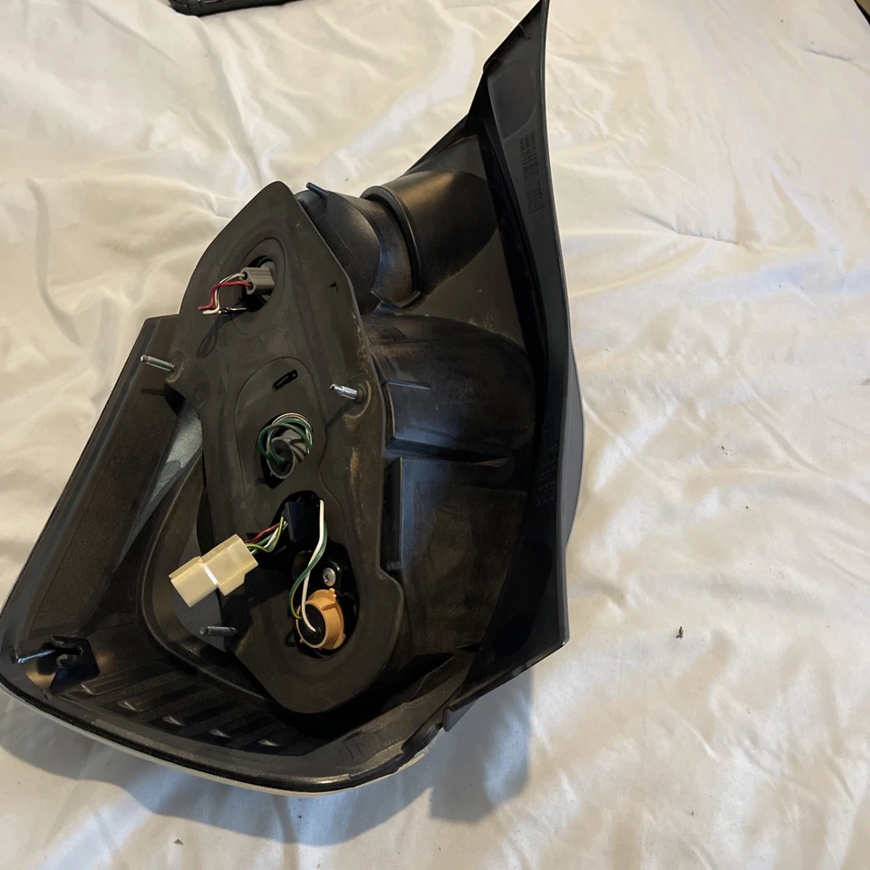 2009-2010 Pontiac Vibe Left Driver Side Tail Light Assembly OEM Used - Image 3 of 4