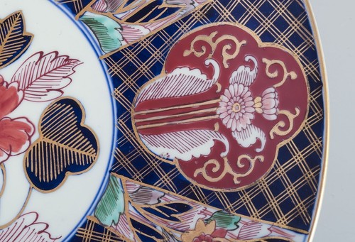 Japanese Kutami dish in porcelain. Hand-decorated with floral motifs. - Picture 5 of 8