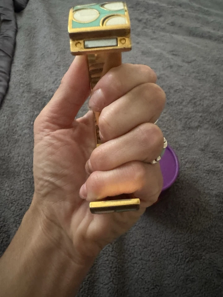 Brazalete ancho Kate Spade On The Ball oro verde azulado con bisagras en caja usado en excelente estado Foto 3 de 4