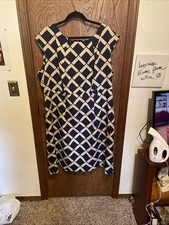 Beautiful Black And Beige Knee Length Dress. Perfect For Work Or Cocktails!