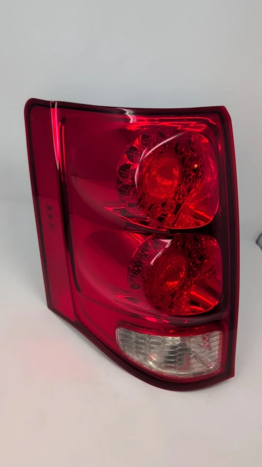 Luz trasera izquierda Dodge Grand Caravan 2011-2018 TYC 11-6370-00-1 Foto 2 de 4