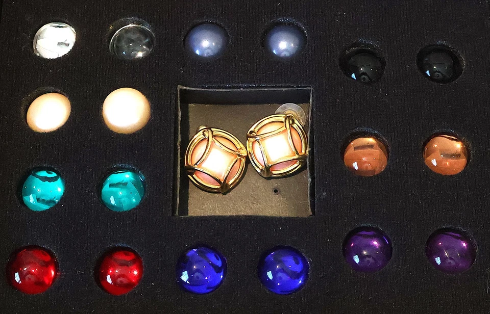 Pendientes Joan Rivers en Caja 10 Pares Intercambiables Colección Clásica Perforados Foto 2 de 4