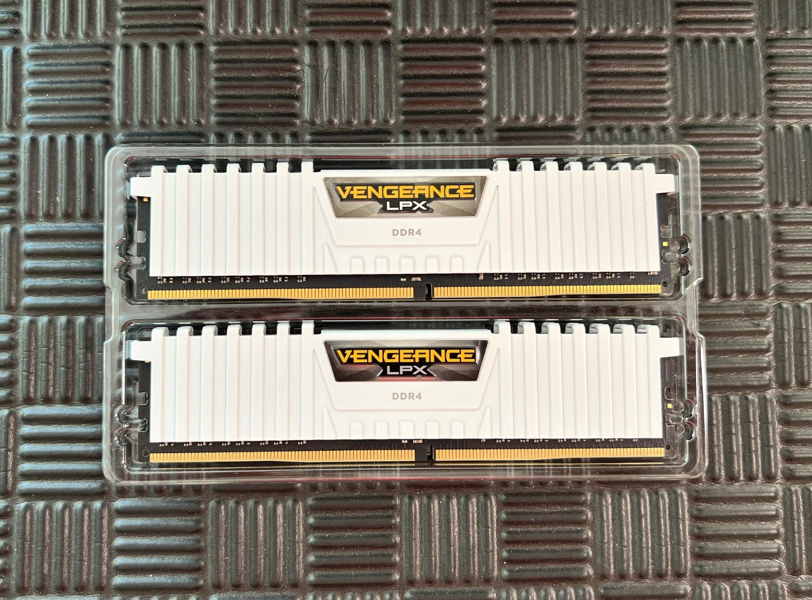 CORSAIR VENGEANCE LPX 16GB (2x8GB) DDDR4 DRAM 3200MHz Memory Module Kit - White